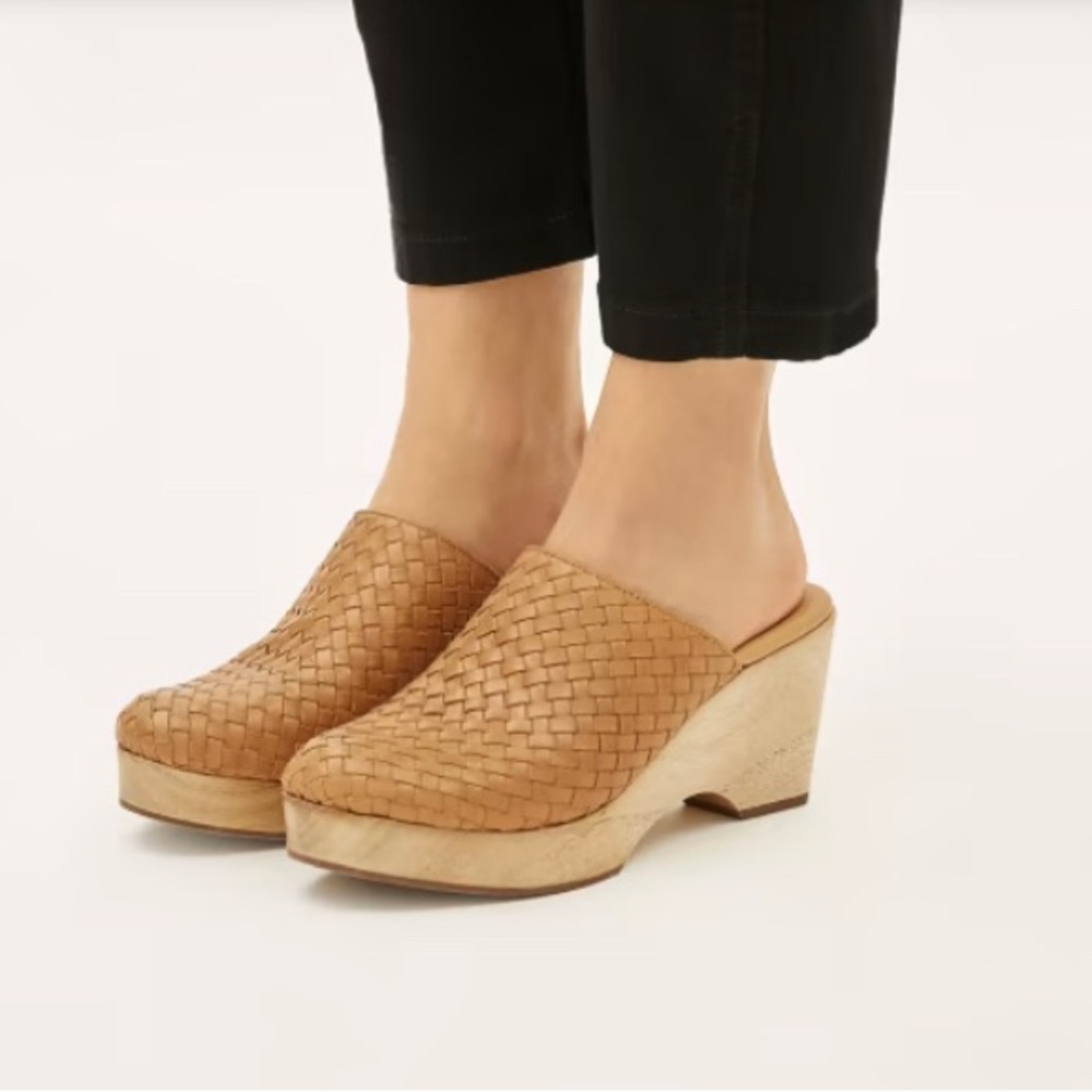 Everlane tan woven clogs